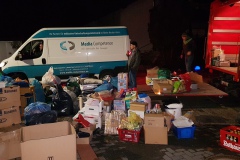 Der zweite Sprinter steht schon bereit für die nächsten Kartons und Tüten.