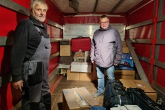 Klaus Adam und Stefan Seewöster befüllen den 7,5 Tonner.