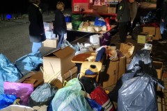 Sachspenden in Kartons und Tüten verpackt warten auf die Verladung in die Fahrzeuge.